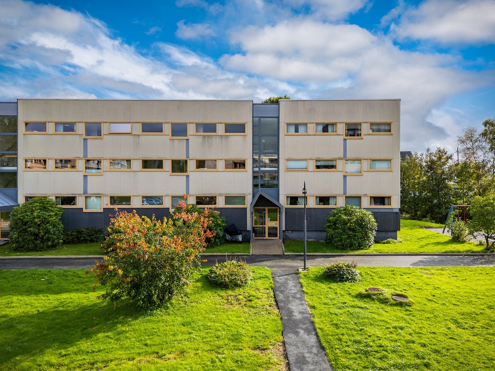 Lavblokk over 3. etasjer + kjeller med adkomst via felles trappeoppgang. Galleribilde