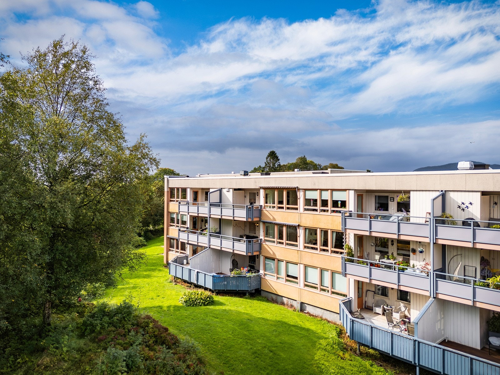 Mye natur og lite innsyn til balkongen. Galleribilde