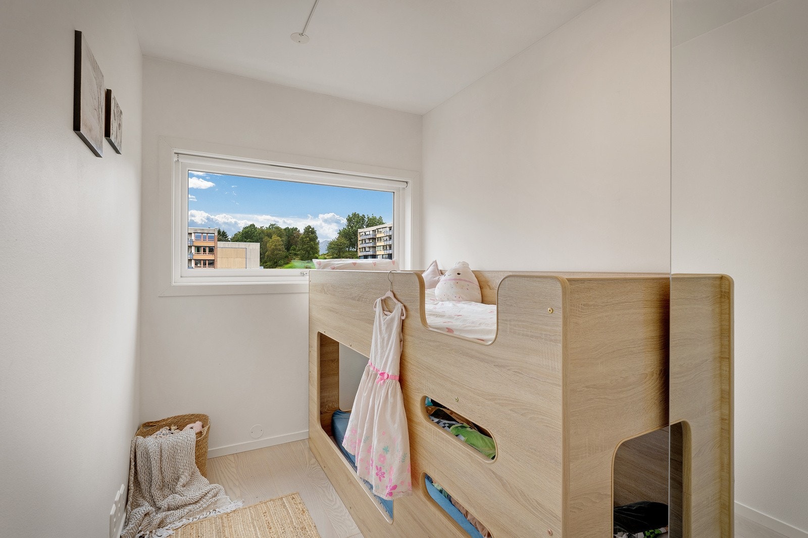 Her er det greit med plass til seng og skrivebord. Galleribilde