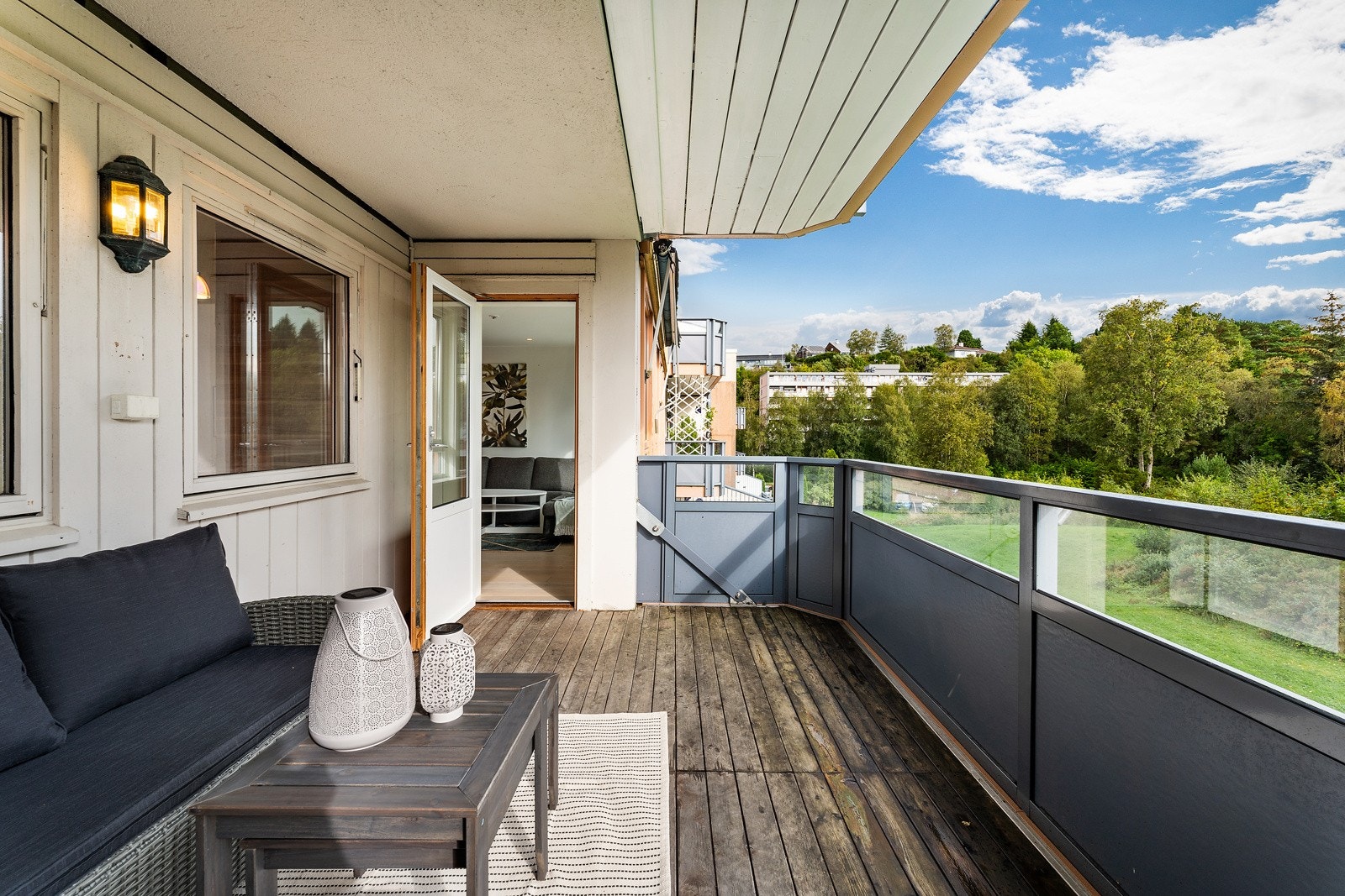 Fra stuen er det utgang til en flott balkong som er vendt mot grønne omgivelser. Galleribilde