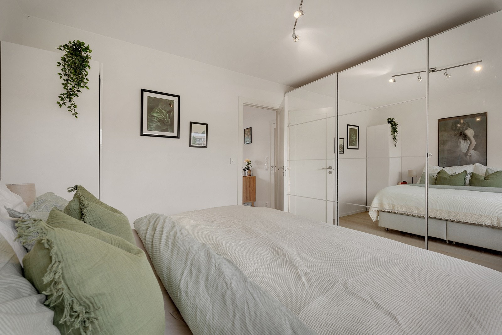 Her medfølger det en stor skyvedørsgarderobe. Galleribilde