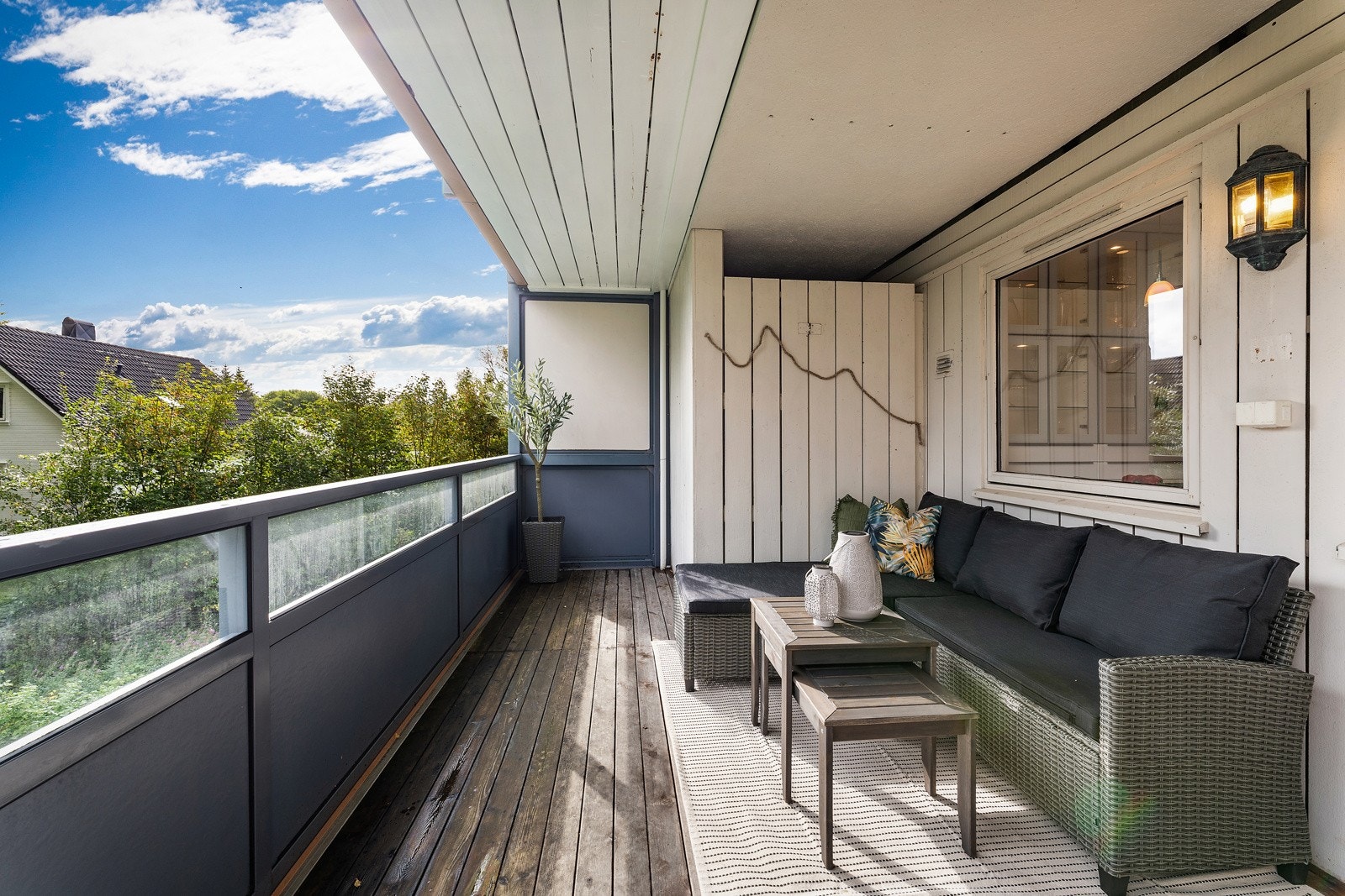 Balkongen er godt skjermet for innsyn, og her kan man nyte solen frem til ca. kl 19 midtsommers. Galleribilde