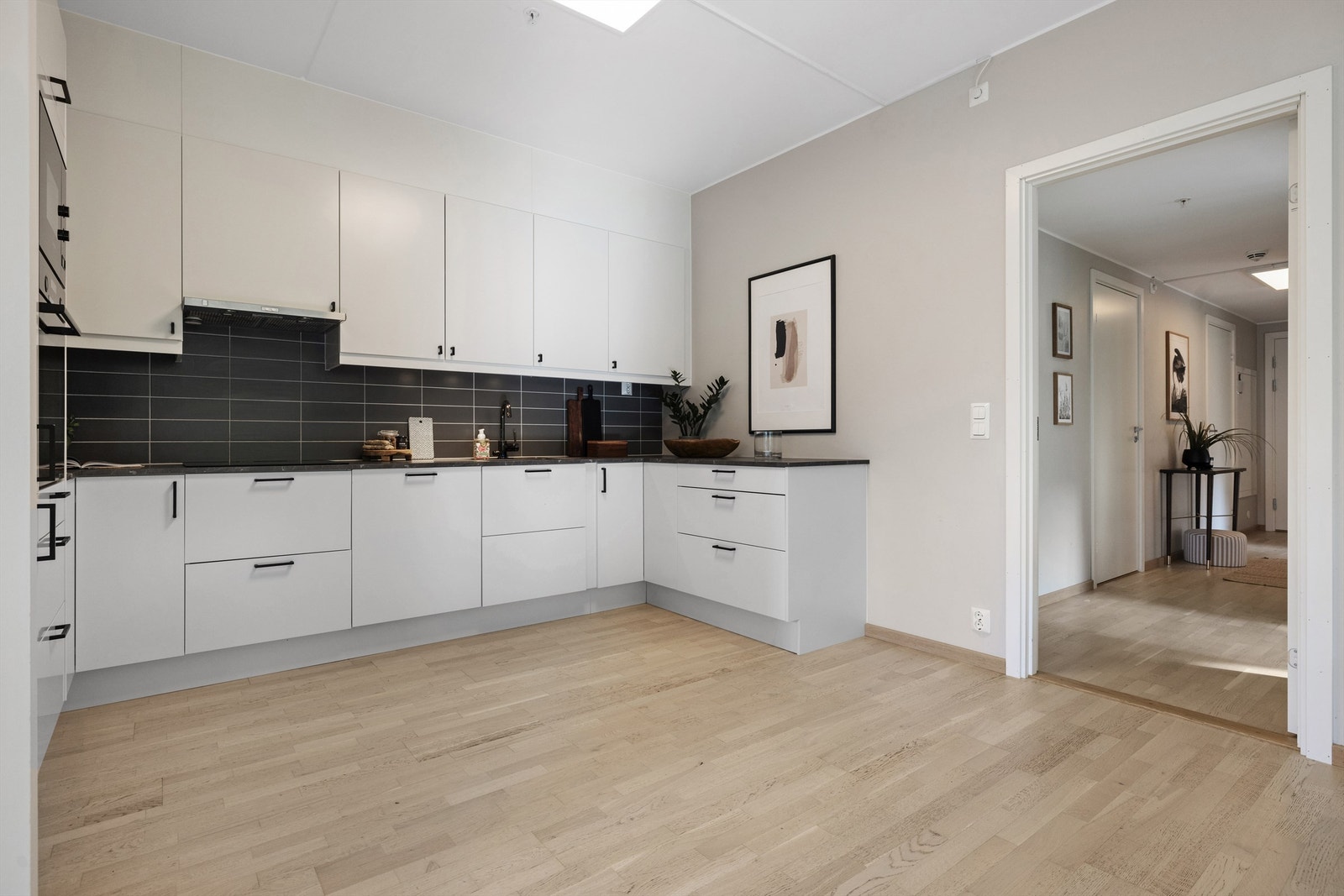 Lys og lekker kjøkkeninnredning fra Sigdal. Galleribilde