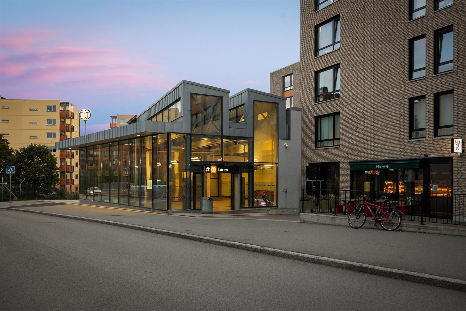 Gåavstand til Løren T-banestasjon, samt restauranter, dagligvare og diverse andre servicetilbud. Galleribilde