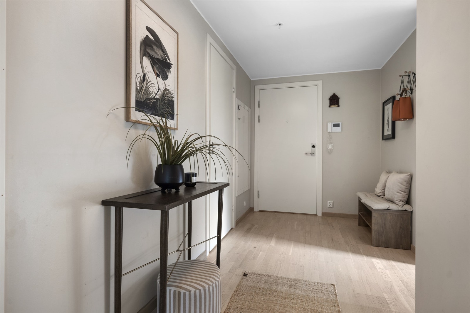Entréen/gangen ligger midt i leiligheten og knytter alle boligens rom sammen. Galleribilde