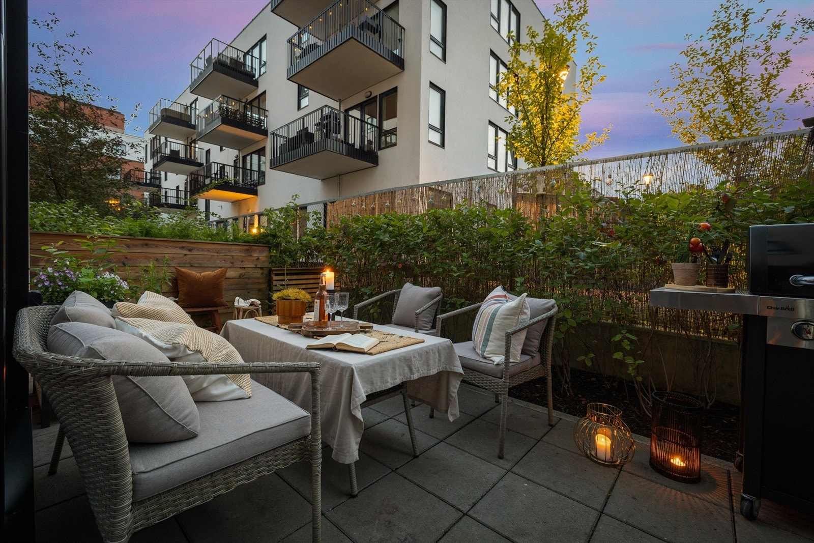 Fra stuen er det utgang til en privat, skjermet og sydvestvendt markterrasse på hele 19 kvm. Galleribilde