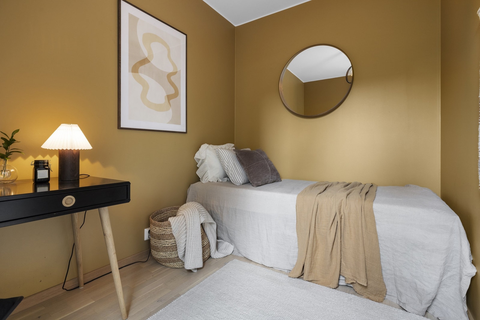 Fra stuen er det direkte adgang til ett av boligens 3 soverom. Galleribilde