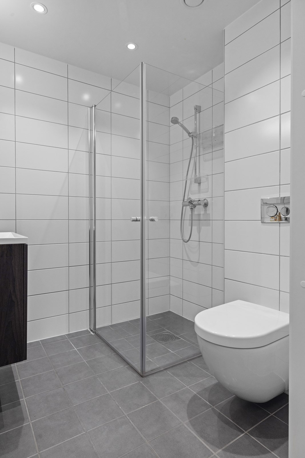 Begge badene ligger har umiddelbar tilgang fra gangen, noe som kommer godt med i en travel hverdag. Galleribilde