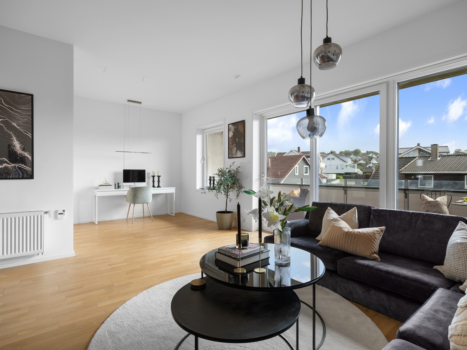 Utformingen av rommet gir god plass til spisebord, sofagruppe og en sone som i dag blir brukt til kontor. Galleribilde