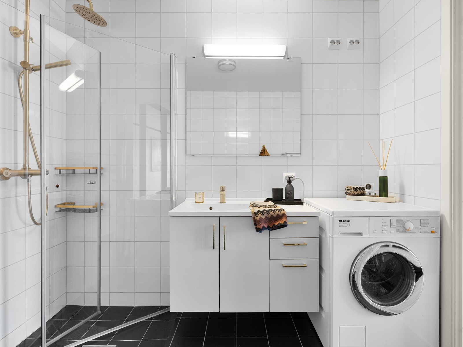 Videre har badet gulvvarme og opplegg for vaskemaskin og tørketrommel. Galleribilde