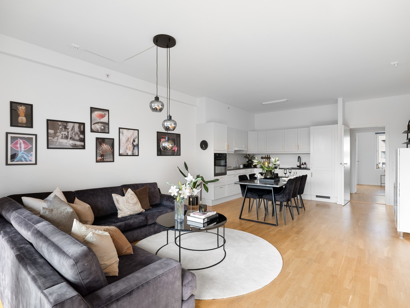 Åpent og luftig allrom bestående av stue med åpen kjøkkenløsning. Galleribilde