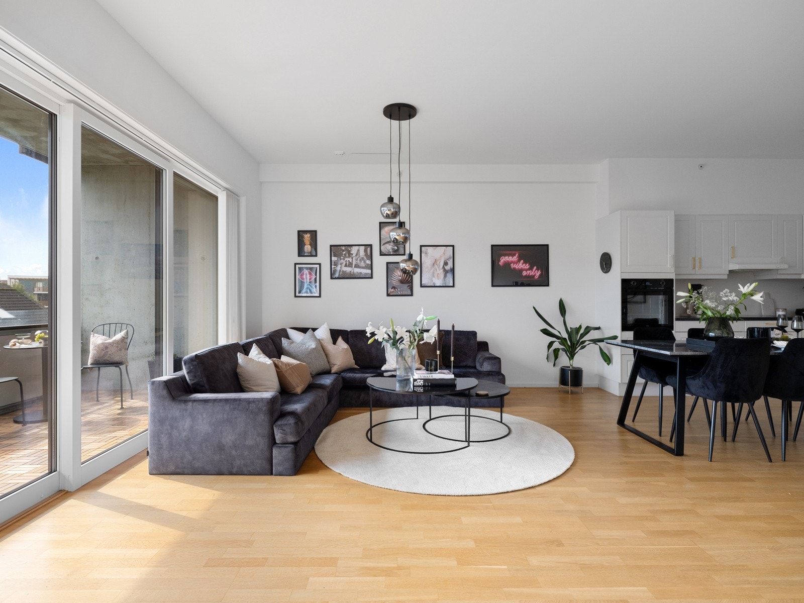 Det luftige inntrykket i stuen skyldes en takhøyde på 2,78 meter og store vinduer ned til gulvet. Galleribilde