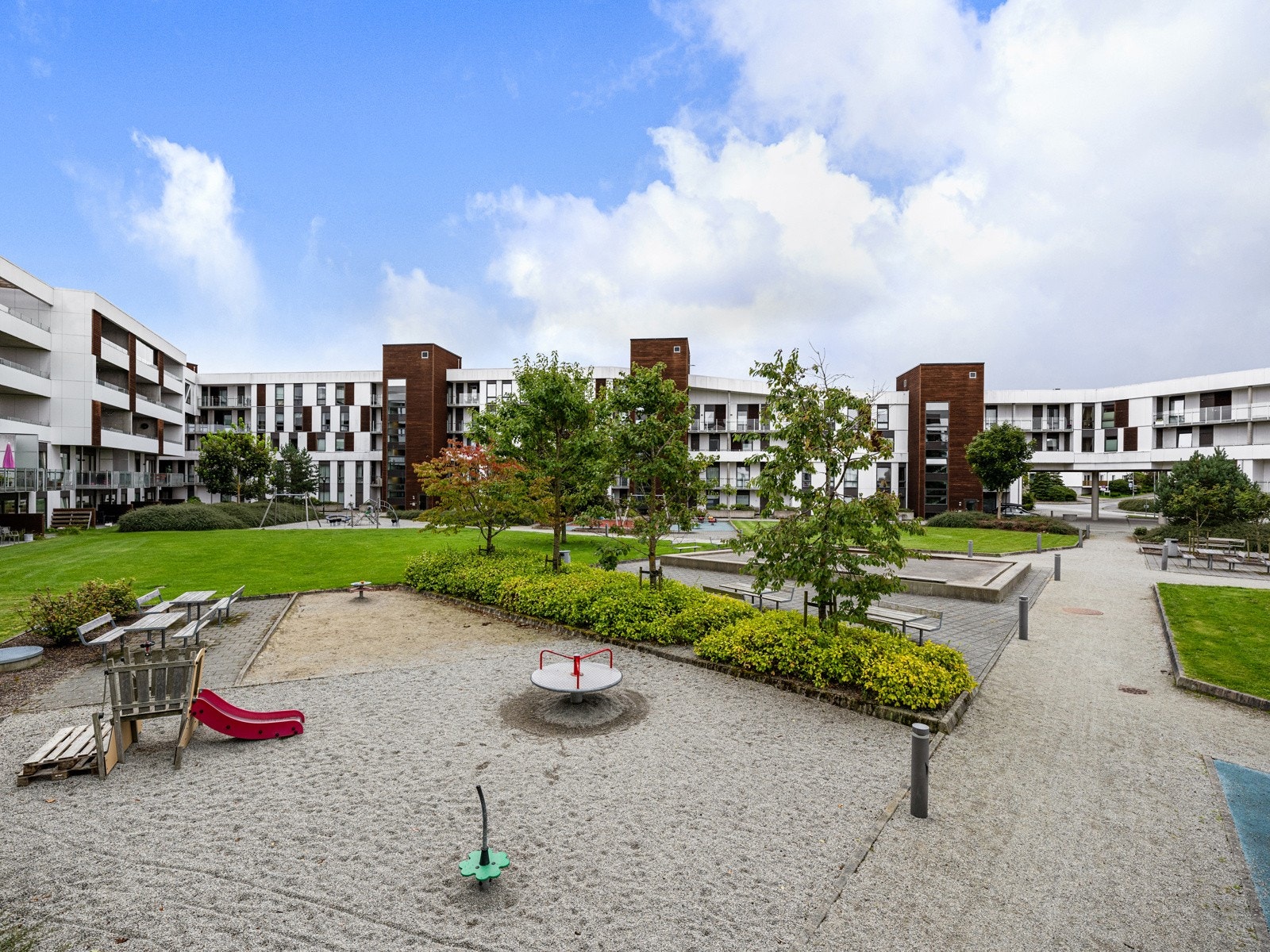 Barnevennlige områder med lekeplass. Galleribilde