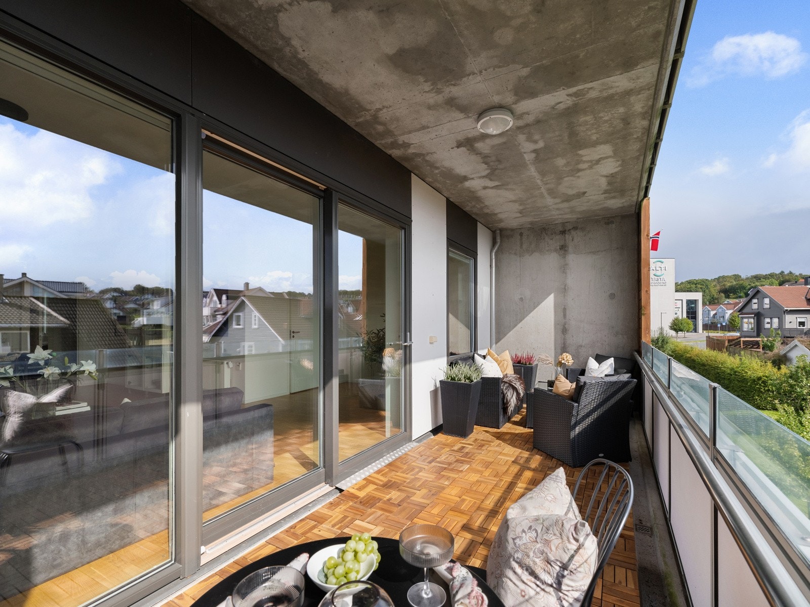 Det romslige arealet gir plass til flere sittegrupper hvor solen kan nytes. Galleribilde