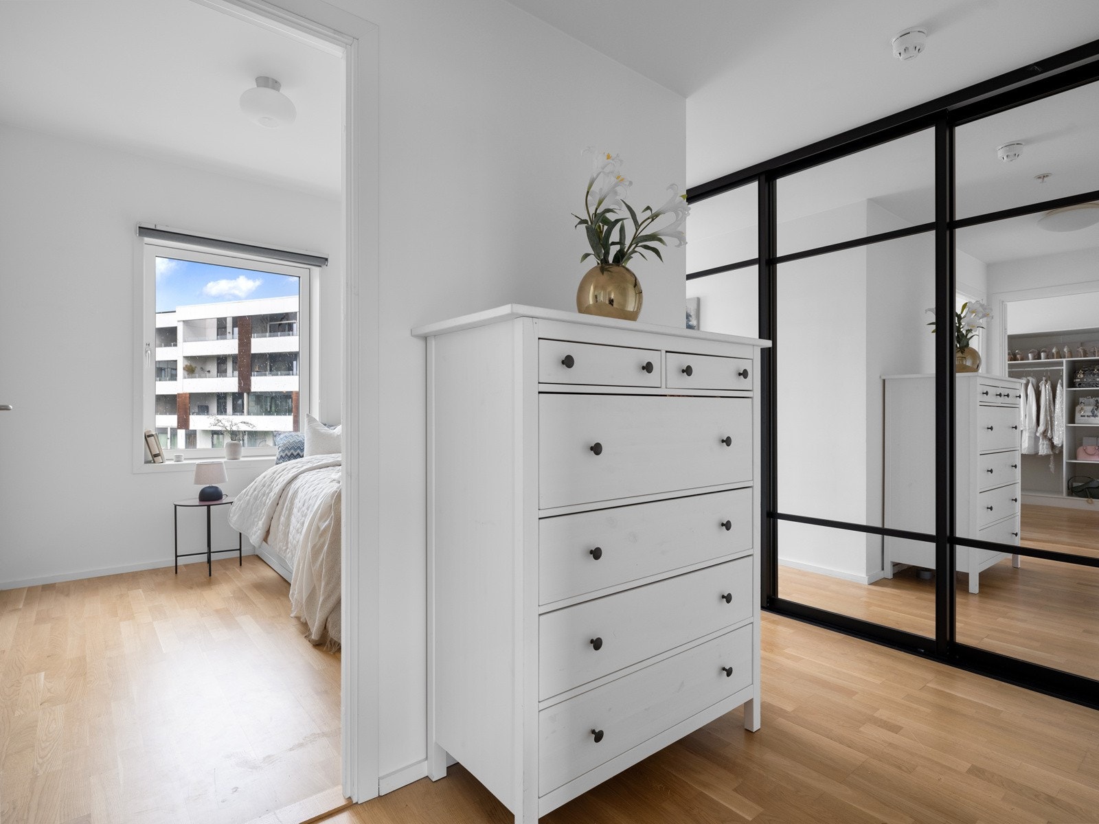 I entreen er det gjennomgående parkett og en stor skyvedørsgarderobe med speilfronter. Galleribilde