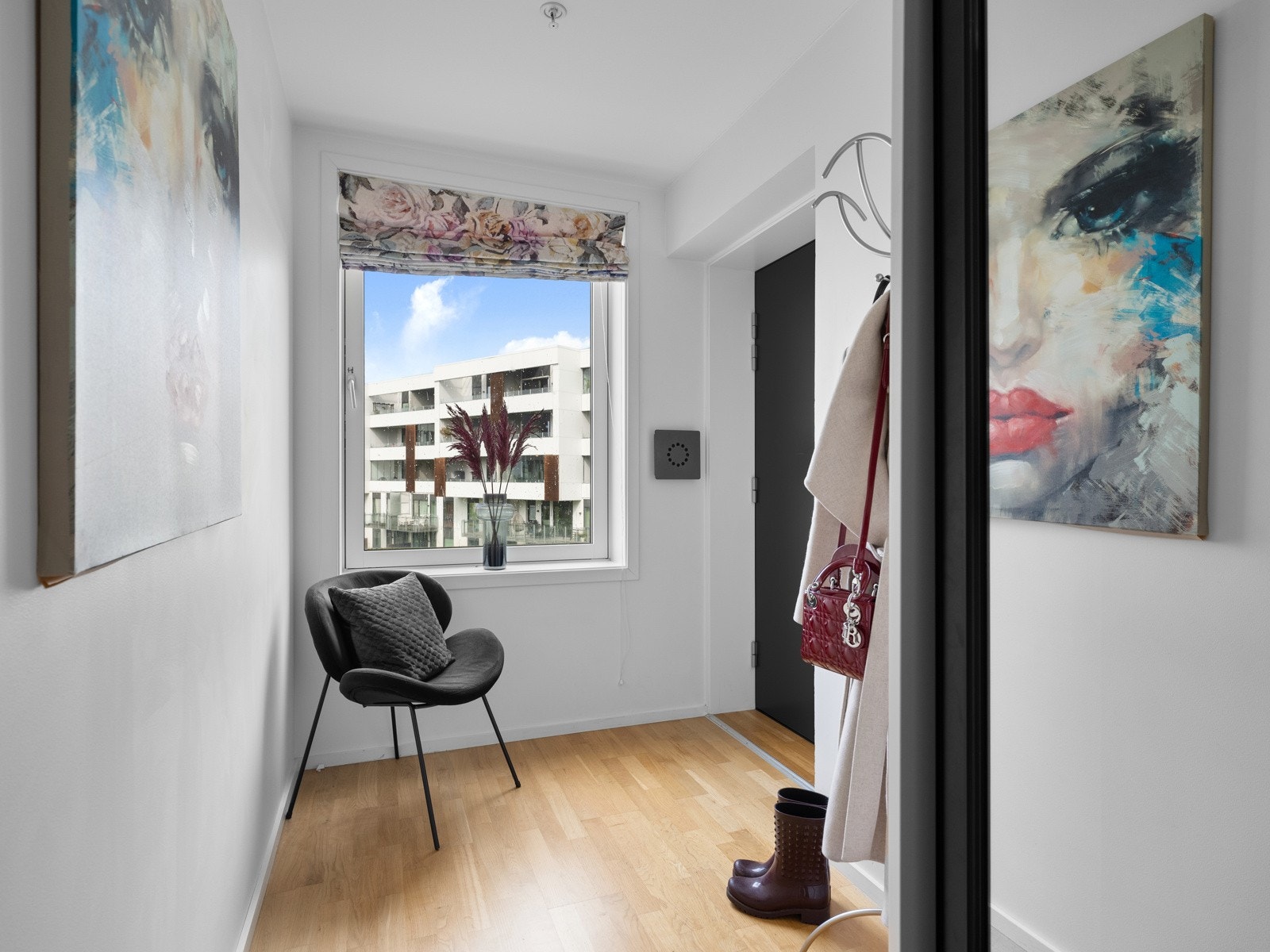 Veggene er lyse og det er listefritt opp mot tak. Det er gode muligheter for entrémøblement som kommode eller sittebenk. Galleribilde
