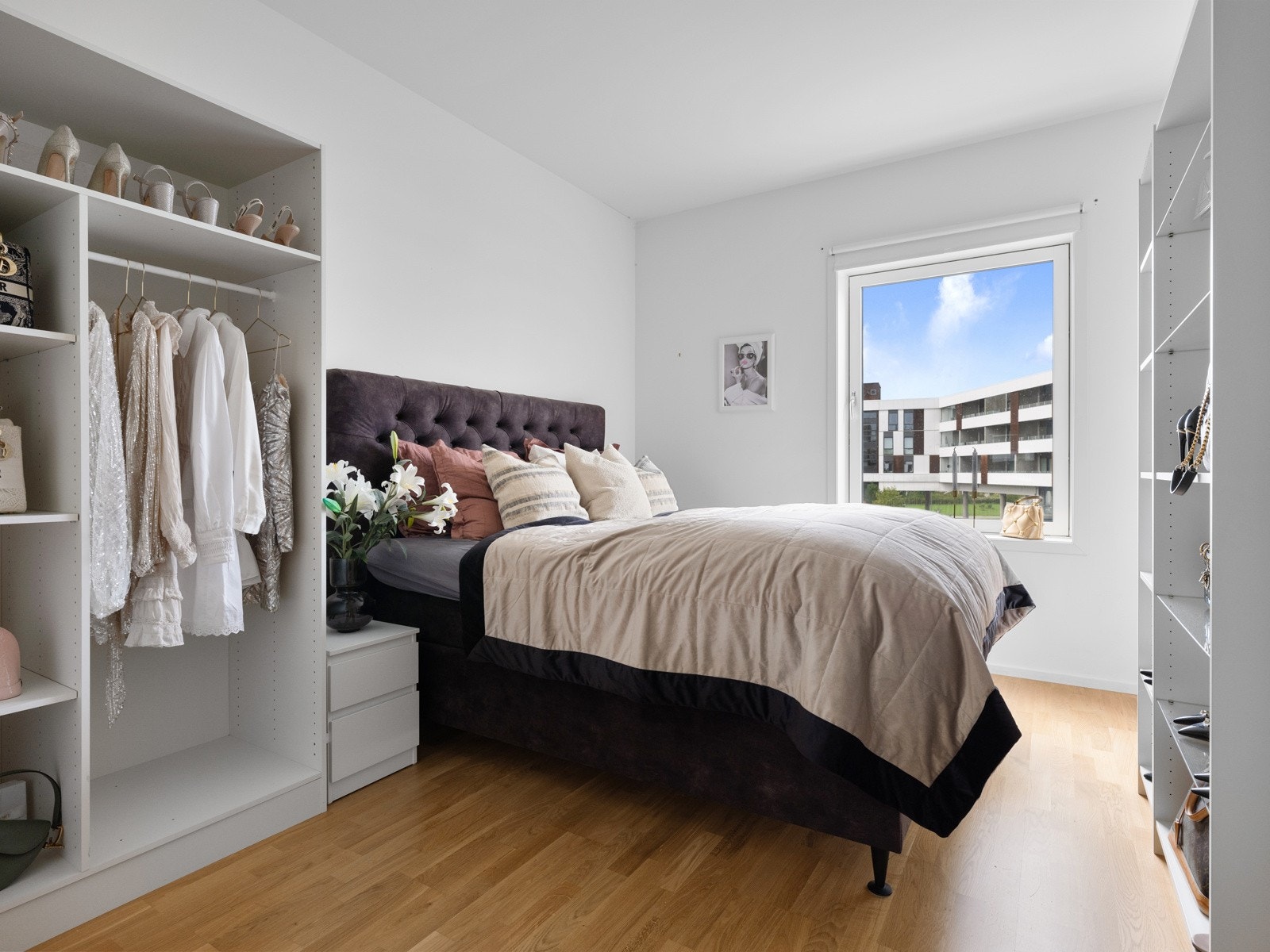 Det romslige hovedsoverommet er innredet med dobbeltseng, nattbord og smarte garderobeløsninger. Galleribilde