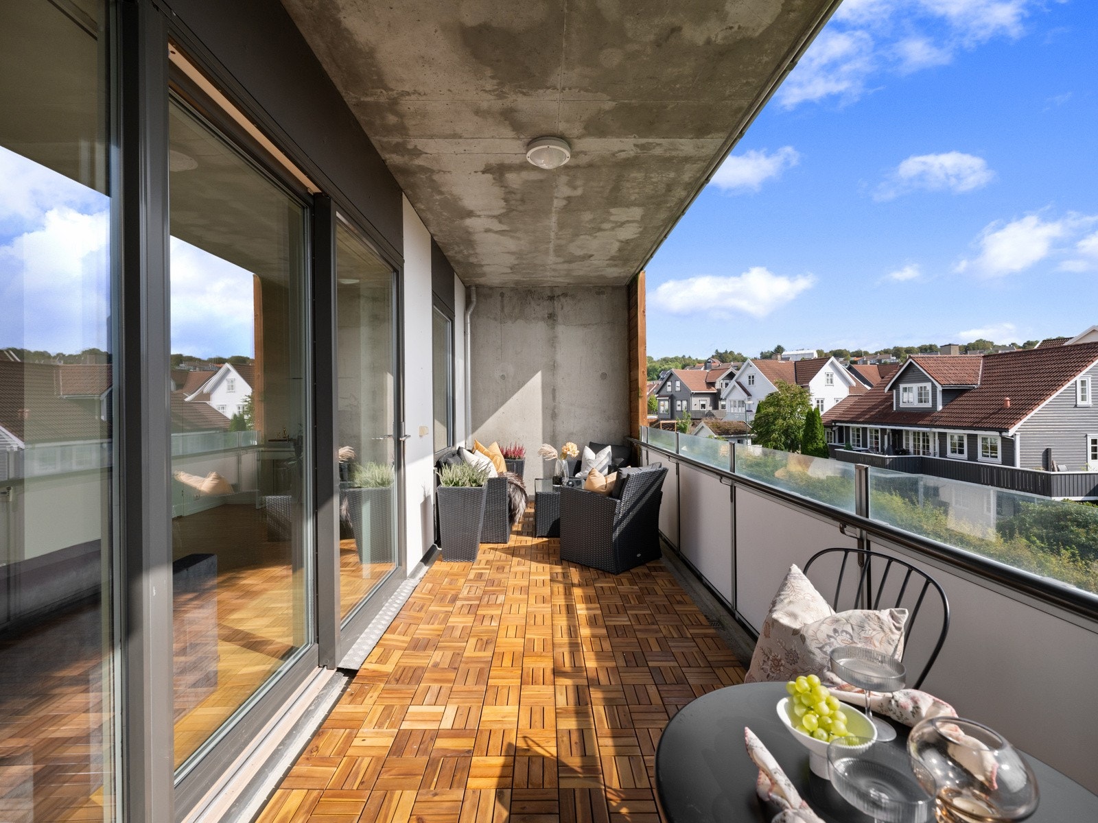 På sidene er det tette levegger i betong, som sammen med et halvtak over balkongen, gjør det lunt og usjenert Galleribilde