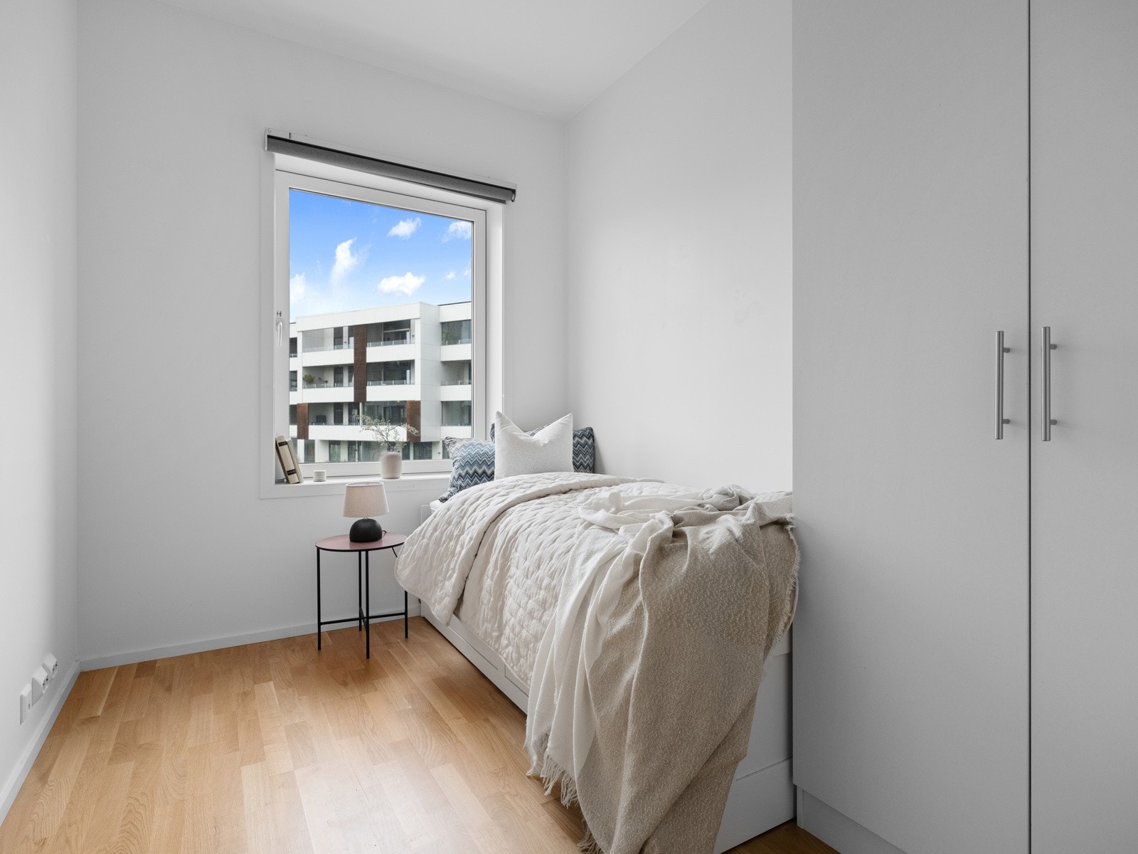 Det andre soverommet er innredet med seng, nattbord og garderobeskap. Galleribilde