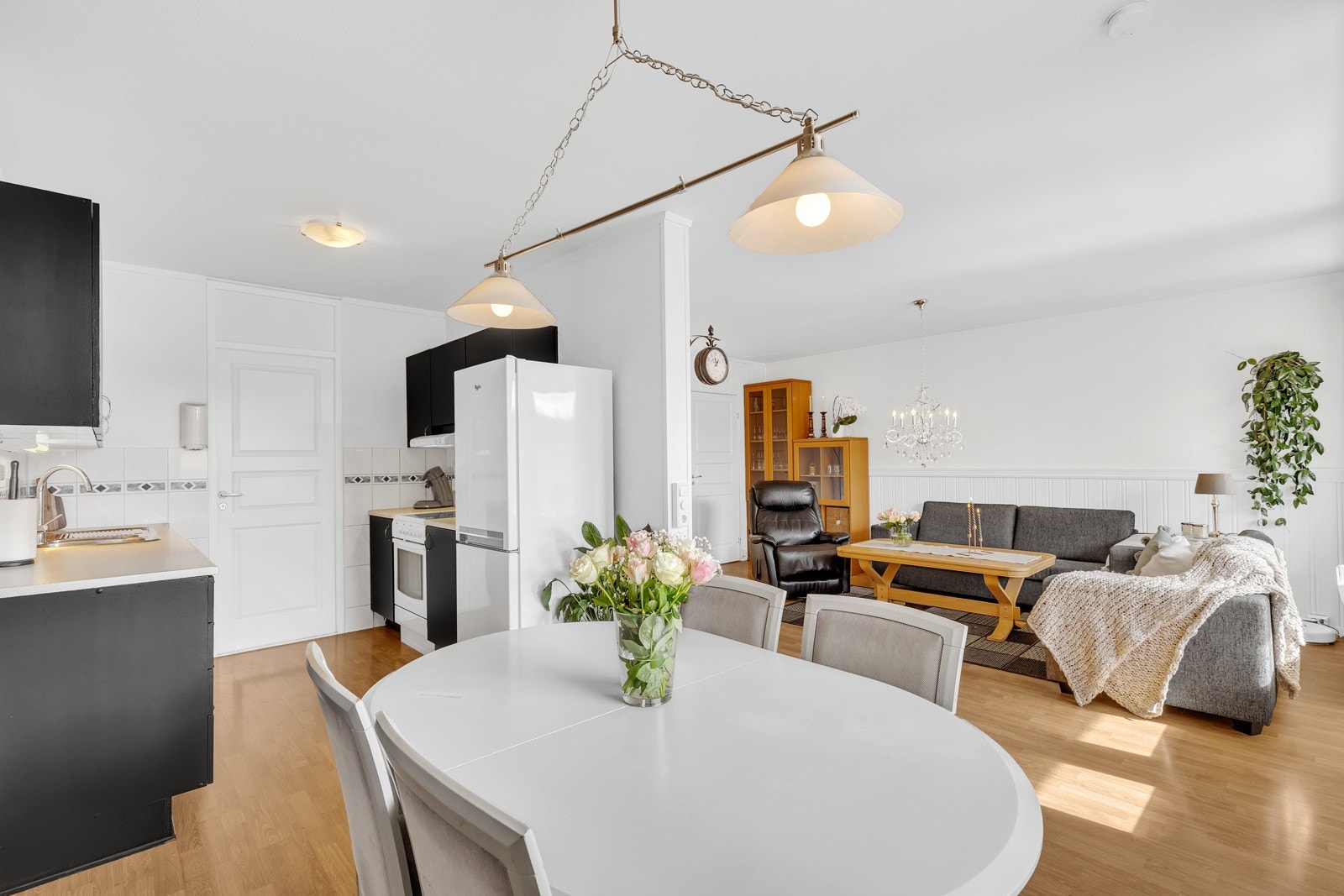 Store vindusflater gir rikelig med lysinnslipp til stuen. Galleribilde