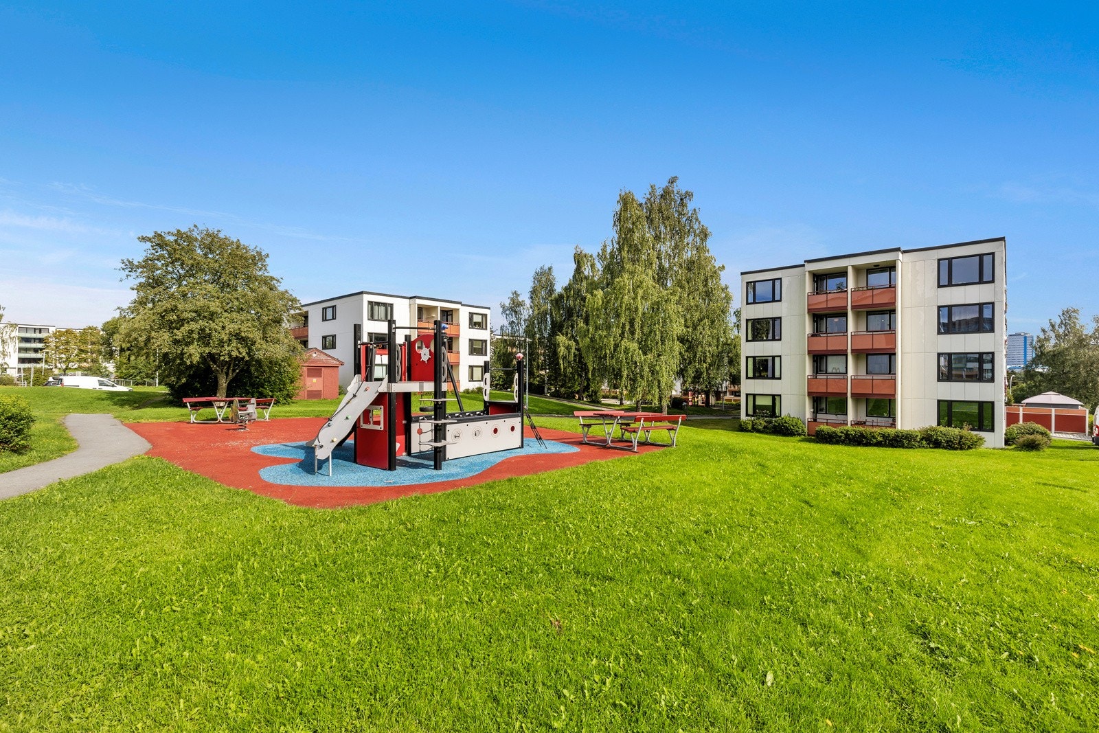 Til barnas store glede er det både lekeplass og store grøntarealer i området. Galleribilde