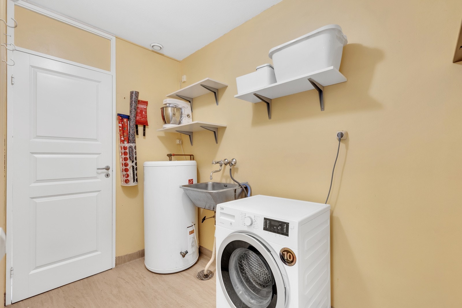 Leiligheten har et separat vaskerom med utslagsvask og opplegg for vaskemaskin. Galleribilde