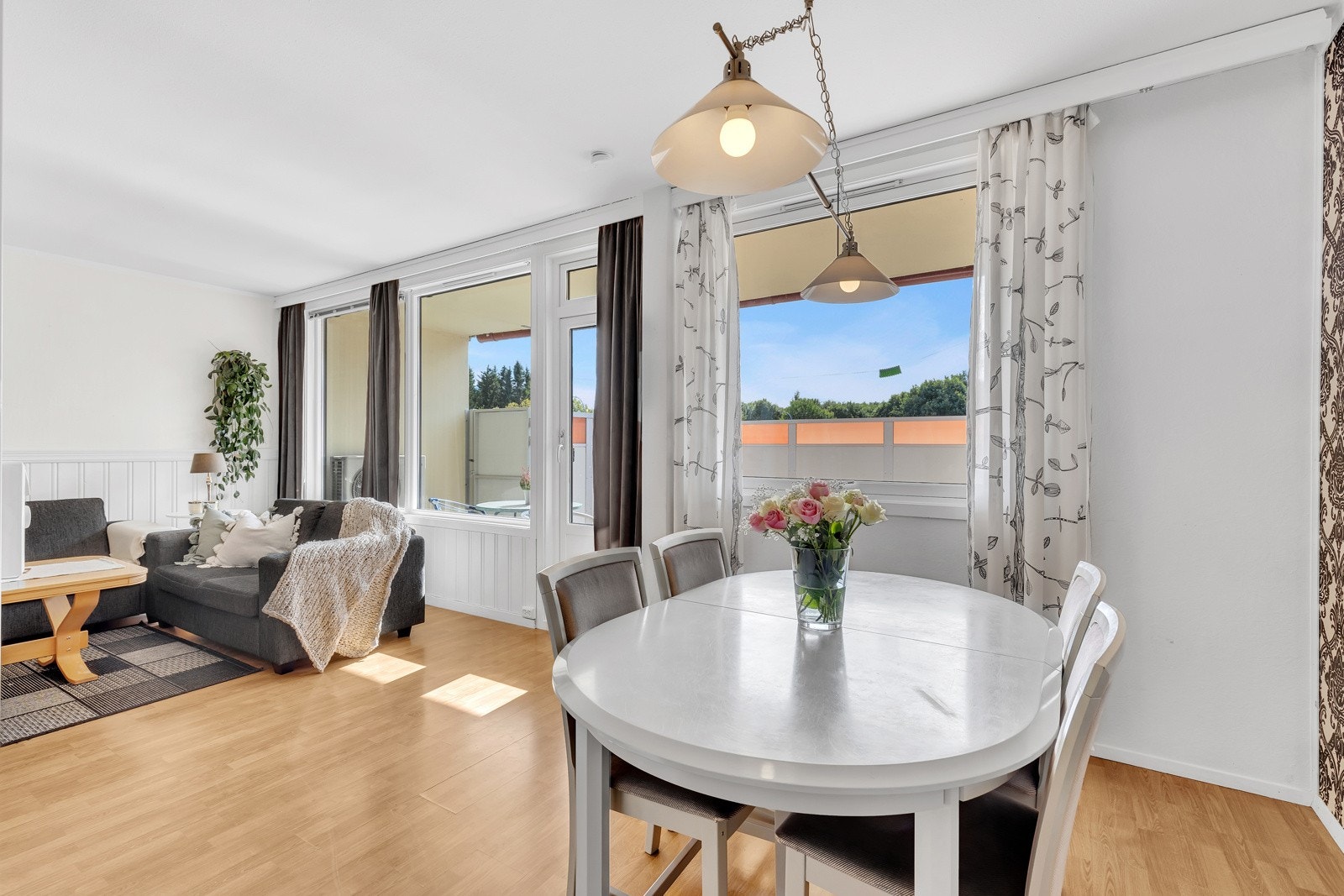 Utenfor stuen er det en herlig, sørvendt markterrasse på ca. 33 kvm. Galleribilde