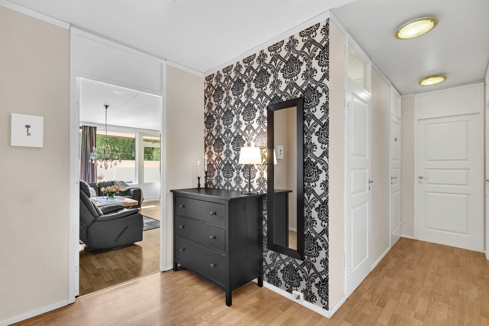 Lys entré med plass til å henge fra seg yttertøyet. Galleribilde