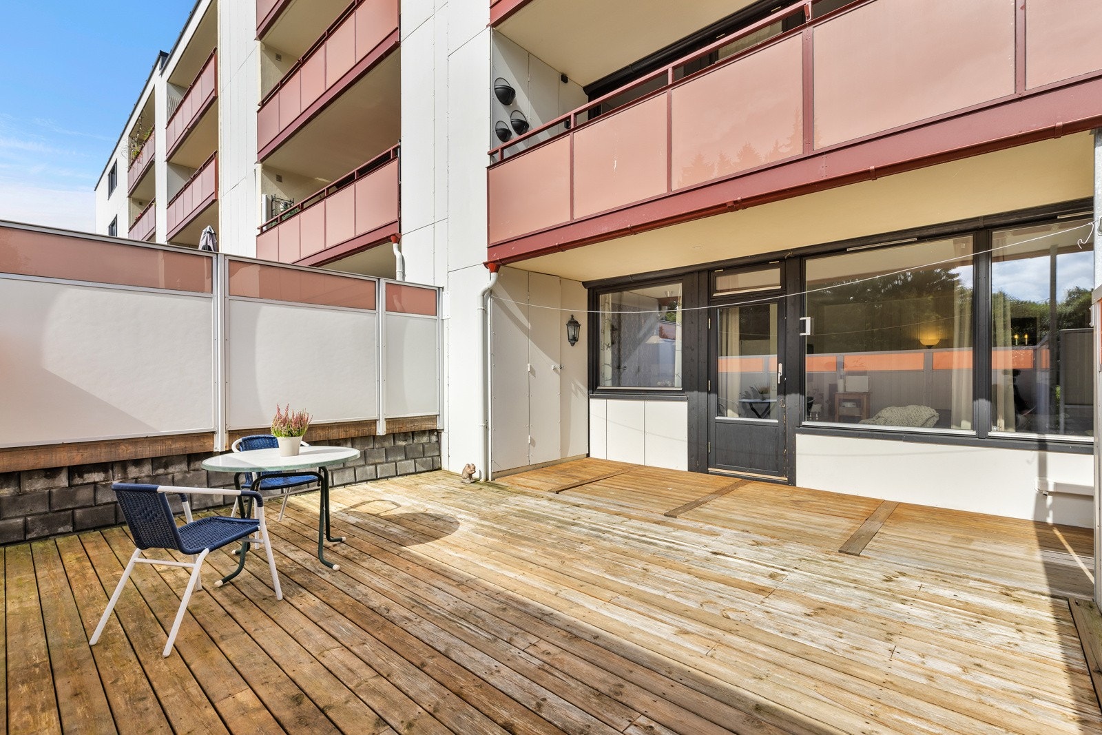 Terrassen er delevis overbygd og kan enkelt innredes i ulike soner. Den passer perfekt til store sammenkomster med god mat og drikke. Galleribilde