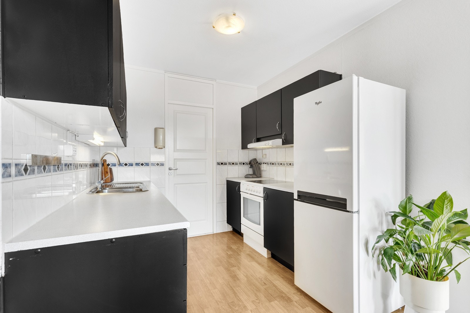 Kjøkkenet er godt utstyrt med skap, skuff og benkeplass. Galleribilde