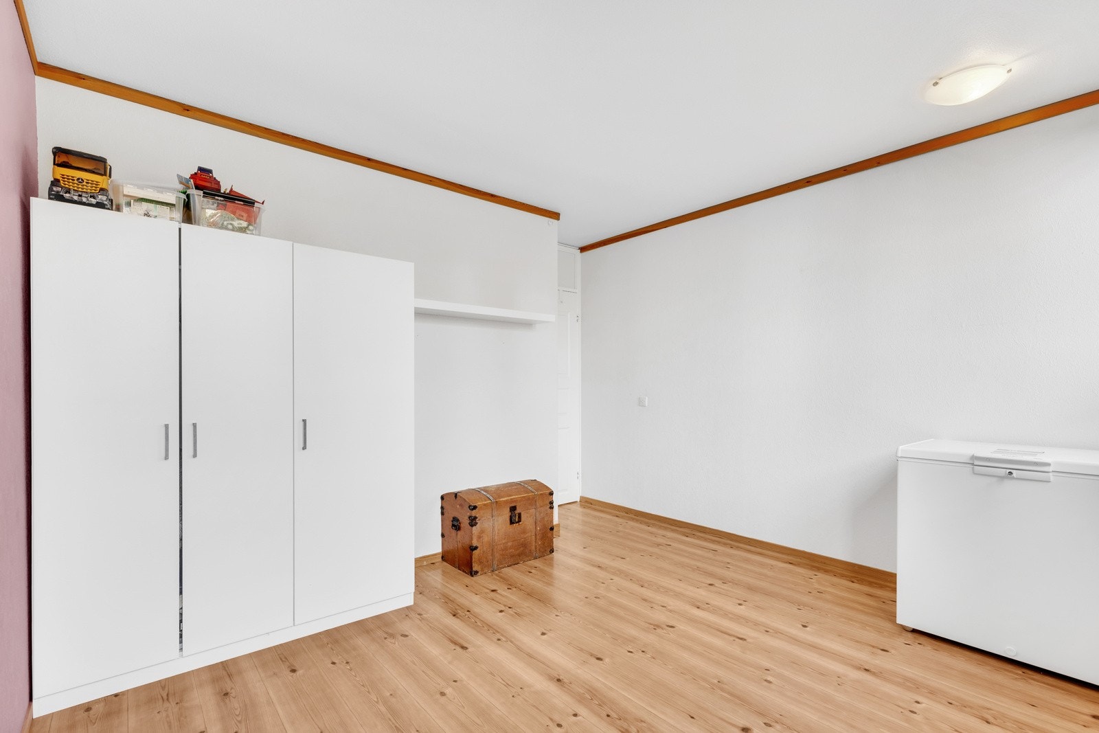 Det er god plass til både seng og garderobeløsning. Galleribilde