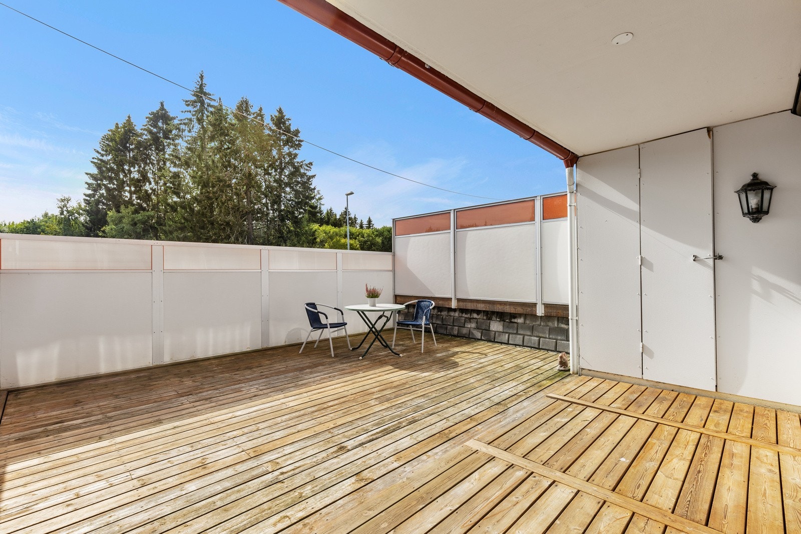 Terrassen har levegger og egen bod. Her kan man nyte fine sommerkvelder! Galleribilde