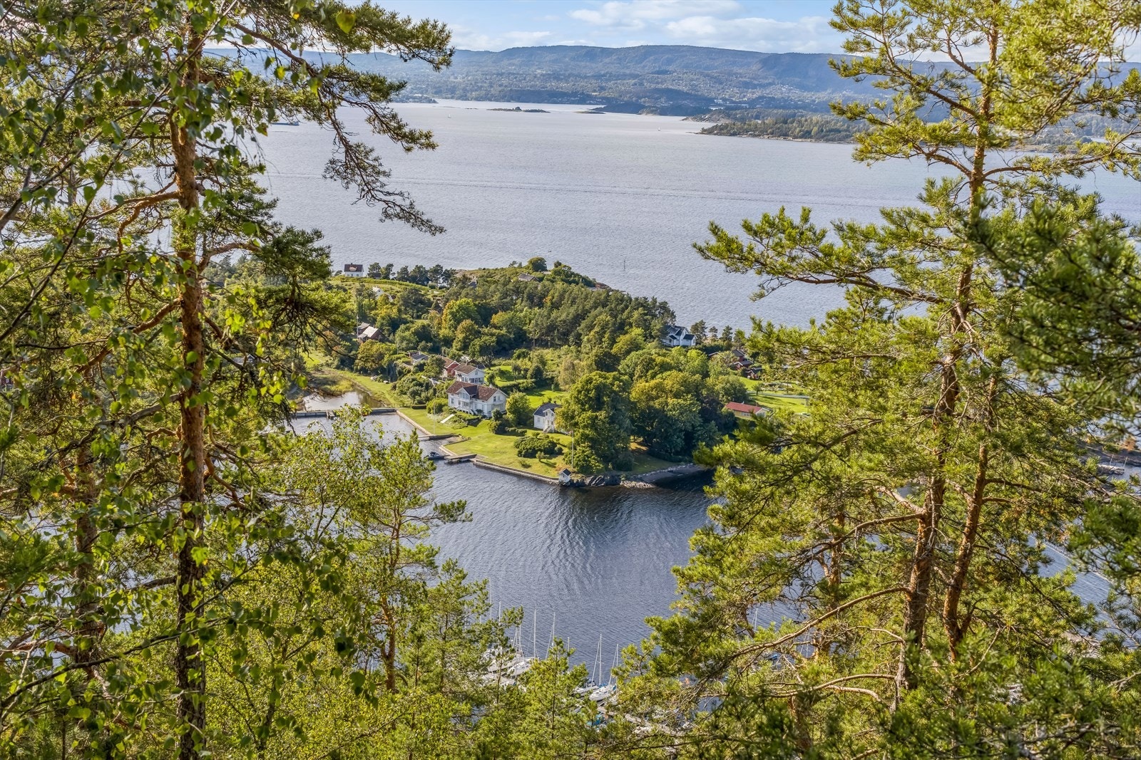 Fra eiendommen er det flott utsikt mot fjorden og Ildjernet. Galleribilde