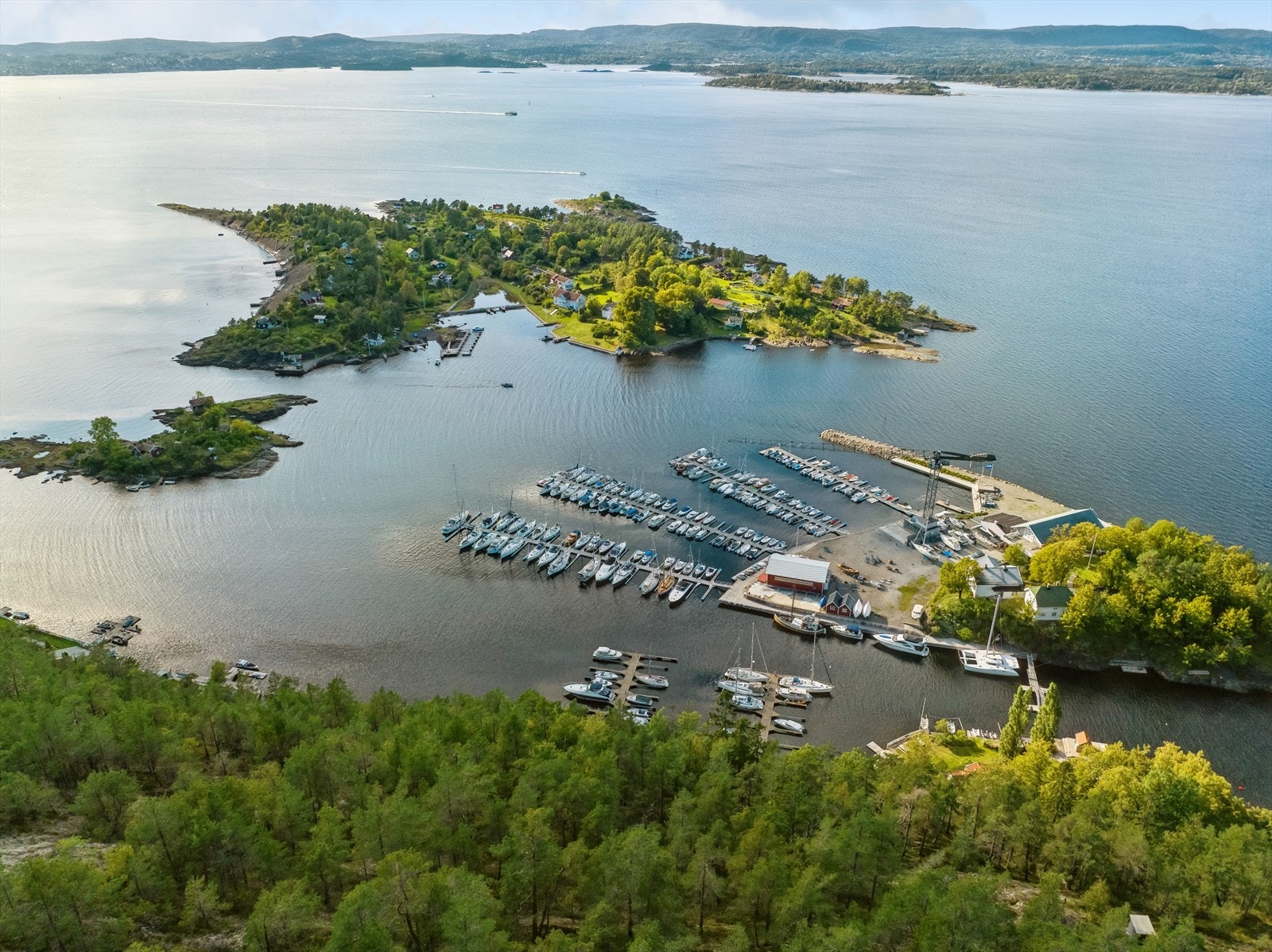 Kavringen ligger som en perle, en trygg og beskyttet havn midt i indre Oslofjord. Kavringen har ca. 150 bryggeplasser. Galleribilde