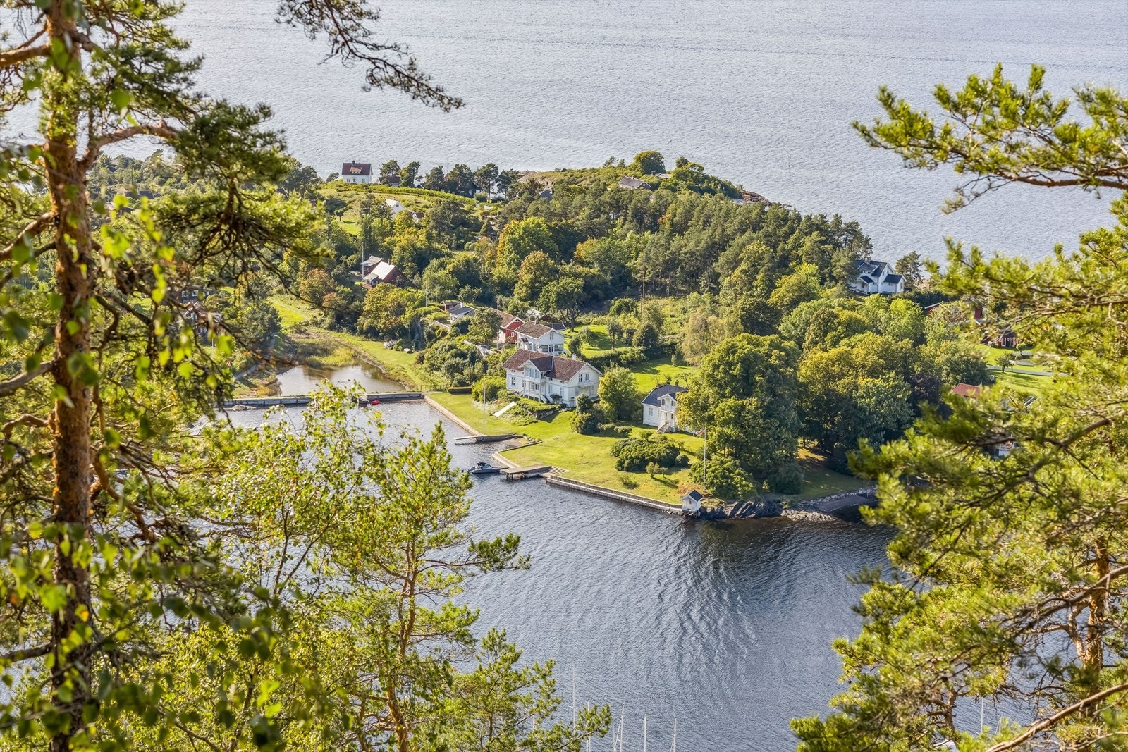 Fritidseiendommen ligger i område regulert til boligbebyggelse - frittliggende småhusbebyggelse. Galleribilde