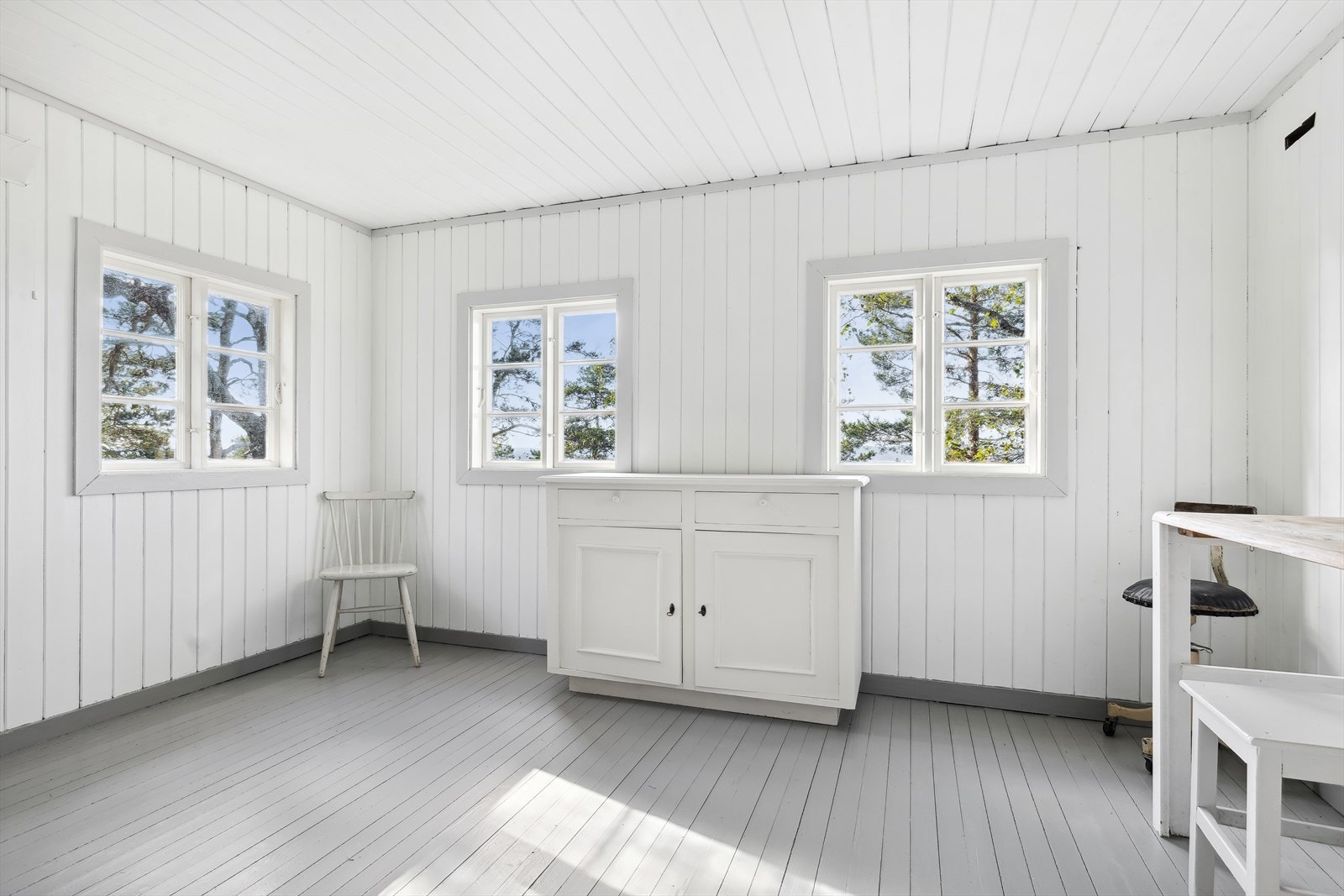 Videre kommer du inn i stuen, et lyst og åpent rom Galleribilde