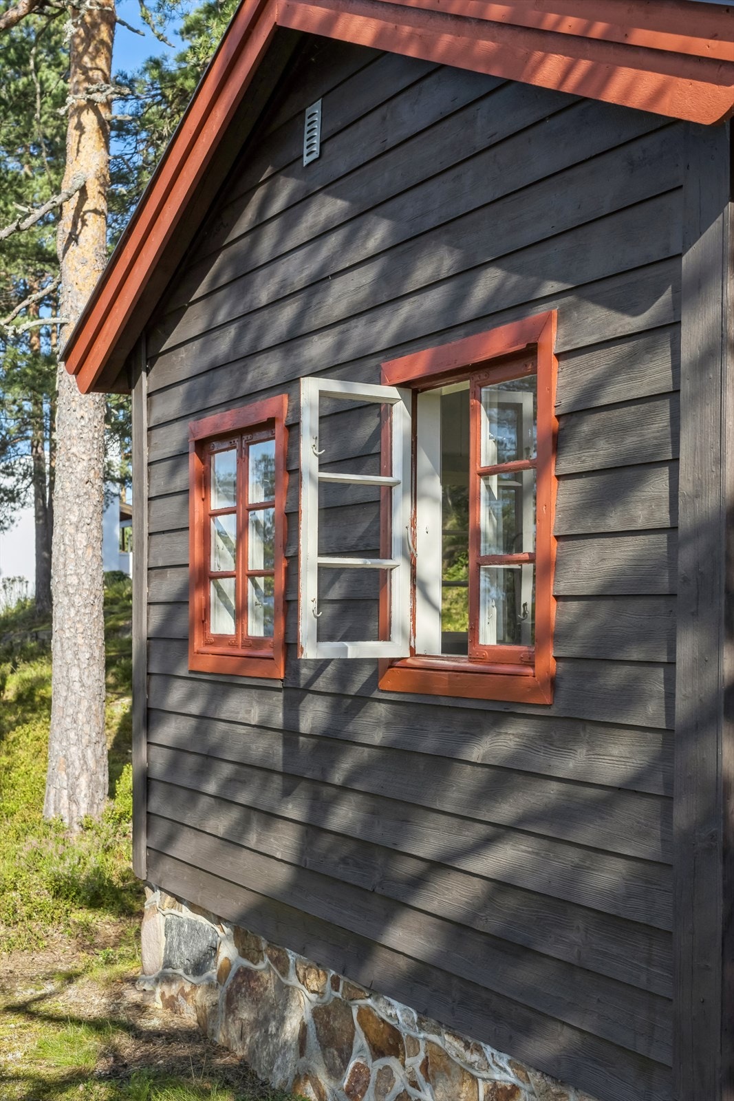 Hytta byr på en enkel planløsning som inneholder entrè og åpent rom / stue. Det er ikke innlagt vann, avløp eller tilkoblet strøm i hytta. Galleribilde