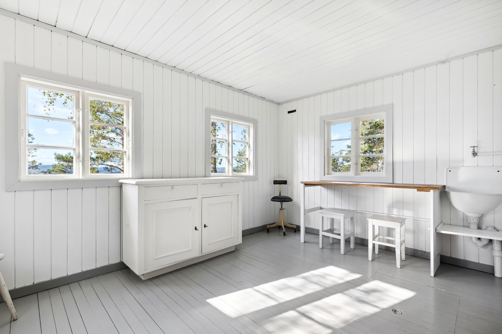 Rommet er lyst og har flere vindusflater som slipper inn naturlig lys. Galleribilde