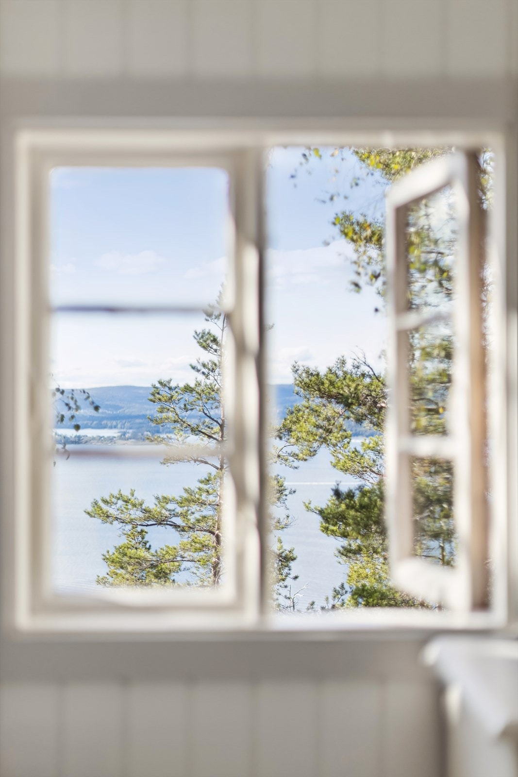 Gjennom vinduene er det delvis fjordutsikt, hvor du kan se på båttrafikken som kjører forbi på fjorden. Galleribilde