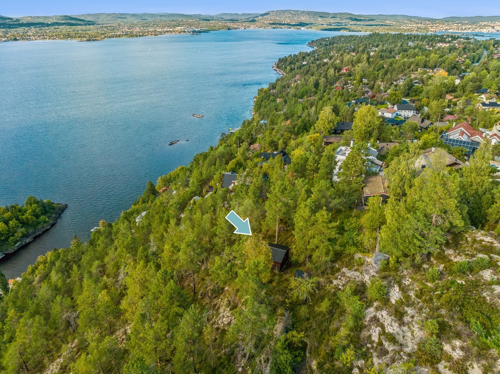 Vardeveien 113 ligger i et meget sentralt og attraktivt boligområde på Flaskebekk, et av Nesoddens mest attraktive områder, med optimale solforhold og utsikt over Oslofjorden, samt mot Oslo, Bærum og Asker. Galleribilde