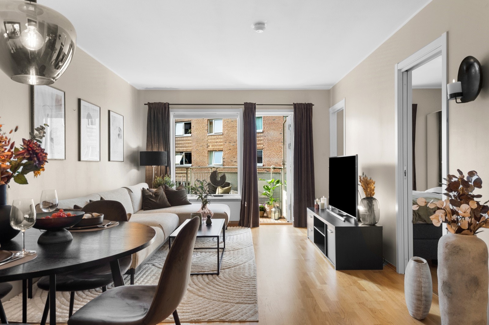 Boligen har en lys og innbydende stue. Galleribilde