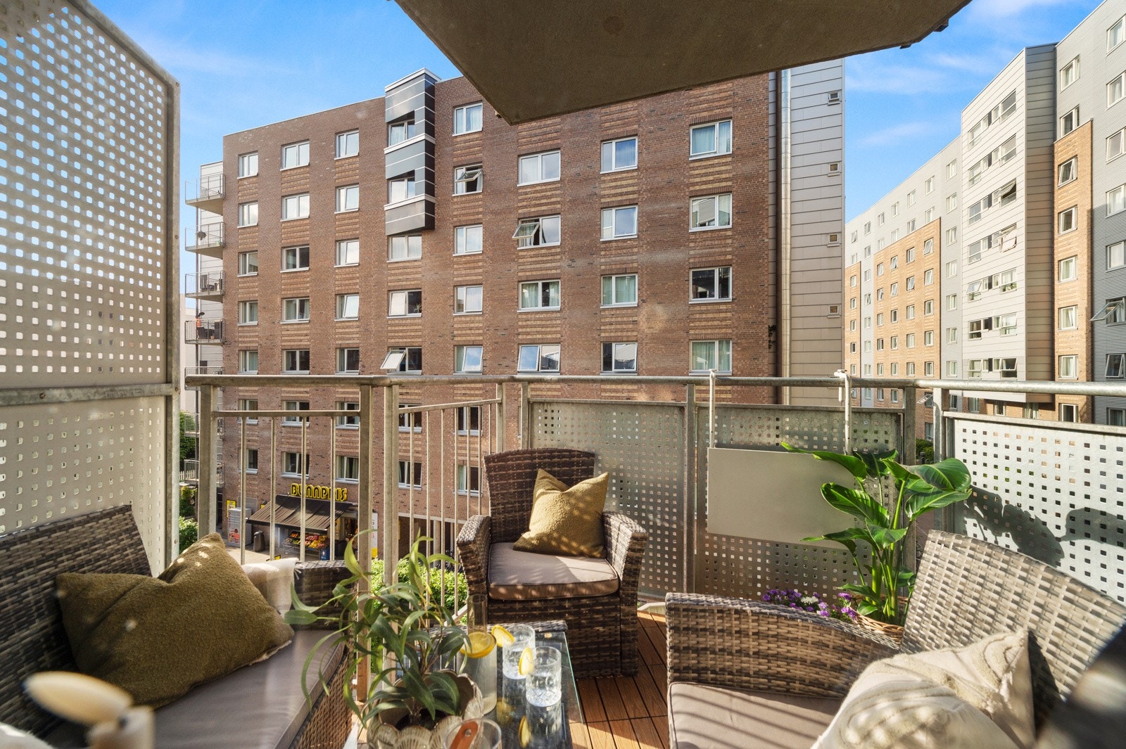 Fra stuen er det utgang til nordvestvendt balkong på ca. 5 kvm. Galleribilde