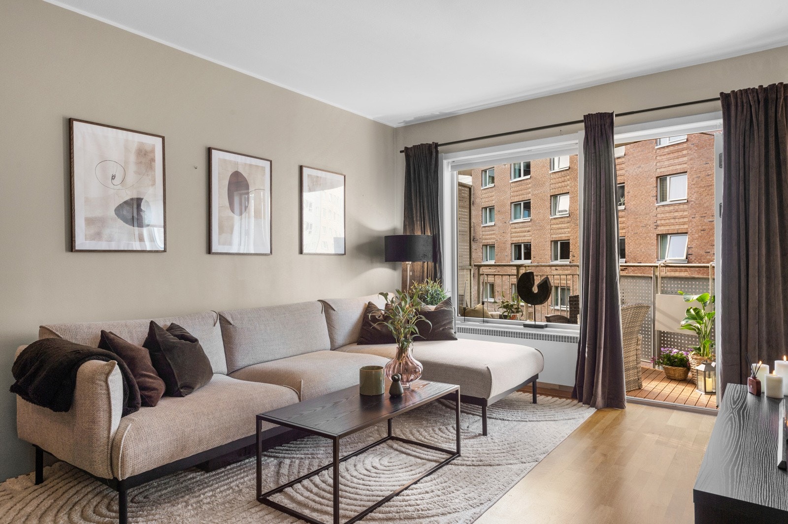 Store vindusflater slipper godt med lys inn i boligen. Galleribilde