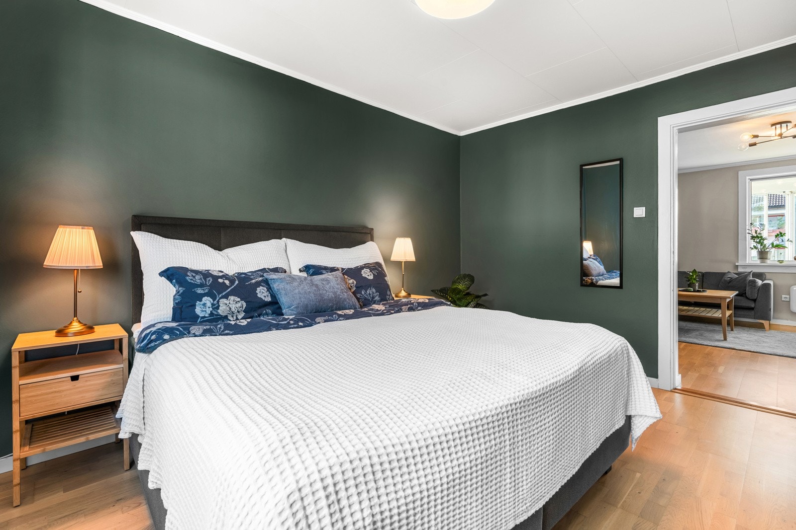 God plass til stor dobbeltseng og nattbord. Galleribilde