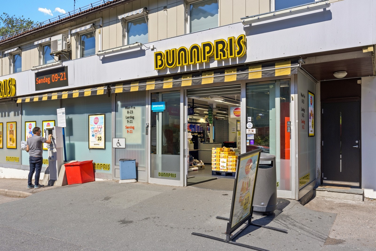 Gangavstand til flere matbutikker, blant annet Bunnpris som er søndagsåpen. Galleribilde
