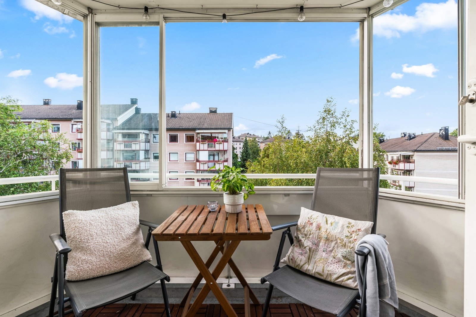 Fra stuen er det utgang til solrik nordvestvendt balkong på ca. 7 kvm. Galleribilde