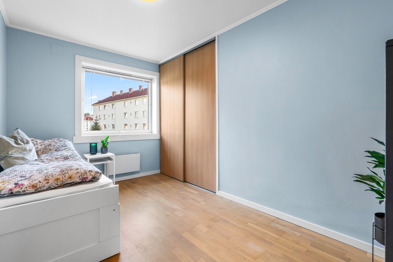 Soverom II av god størrelse og med plass til stor seng. Galleribilde