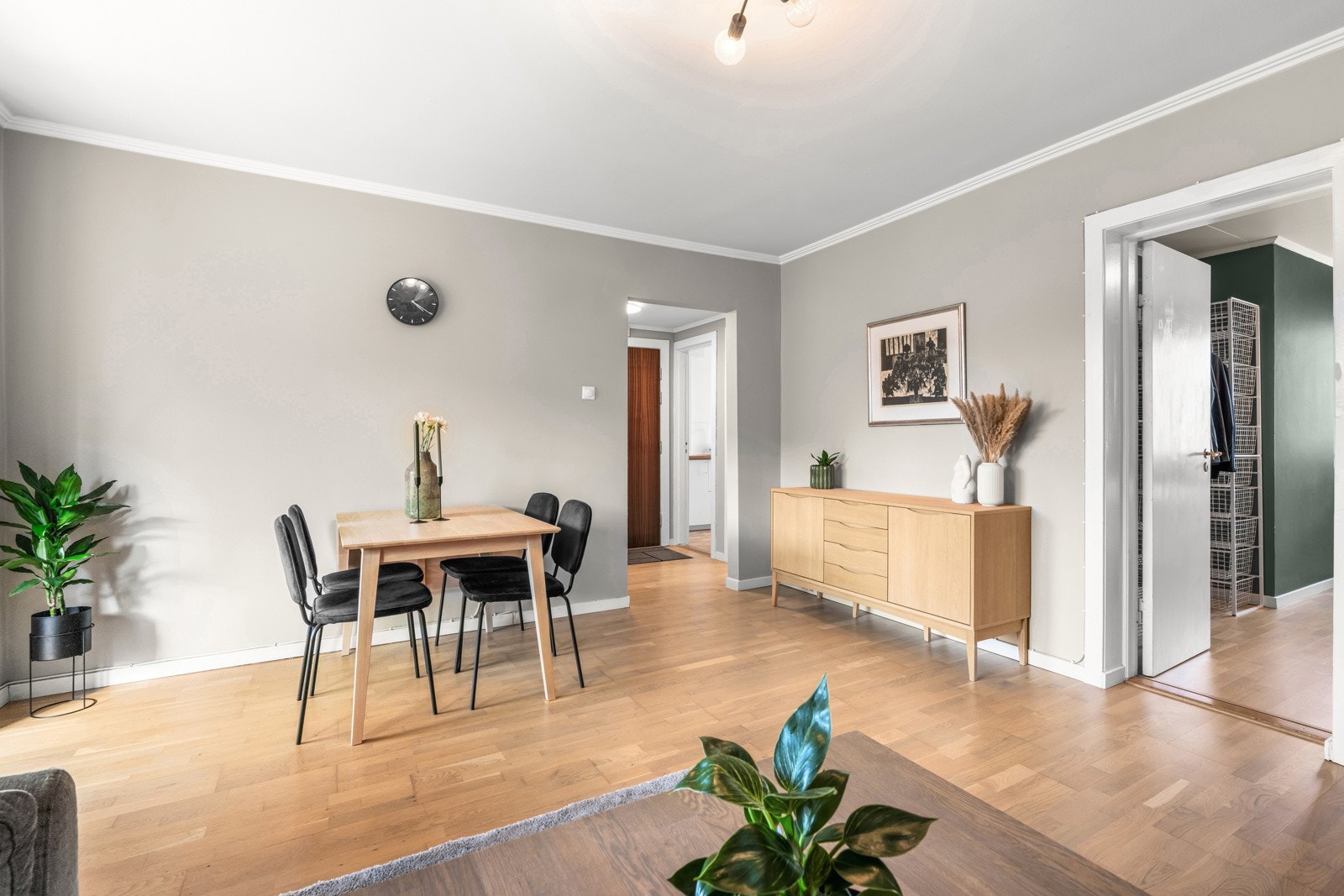 Boligen har en lun fargepalett og er malt i tidsriktige farger. Galleribilde