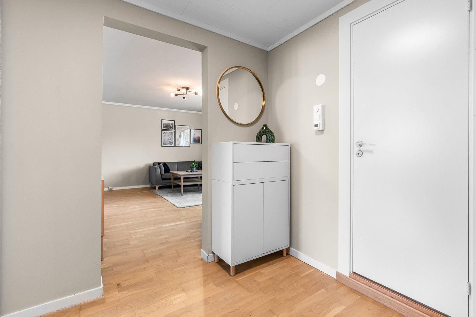 Lys og praktisk entré med plass til oppheng av yttertøy. Galleribilde