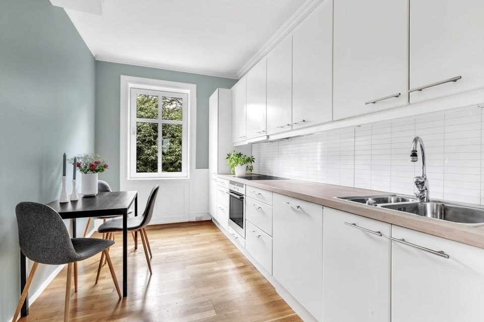 Pent kjøkken med integrerte hvitevarer Galleribilde